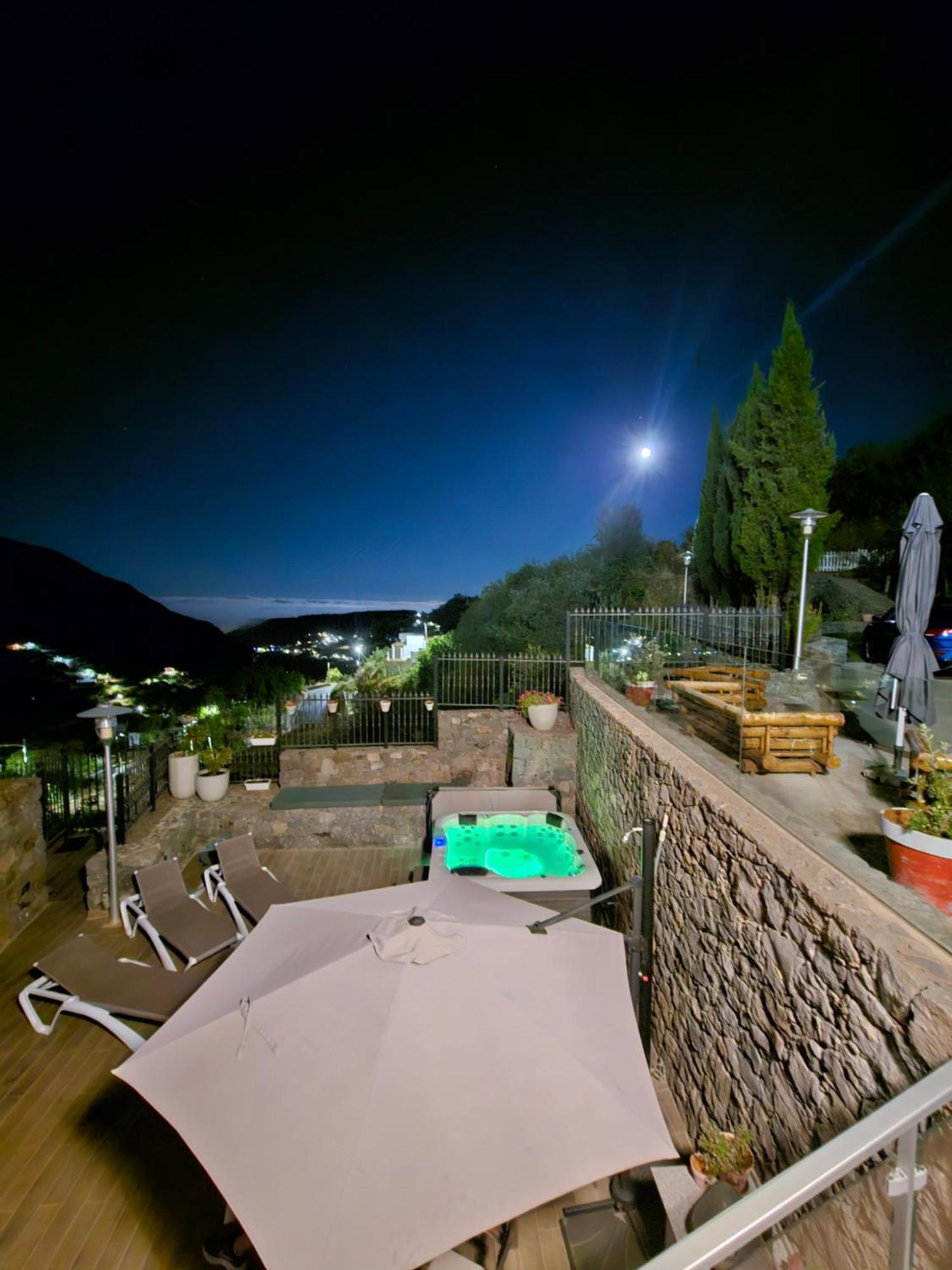 Mogarén: Jacuzzi&beautiful Views Couette-café Vega de San Mateo
